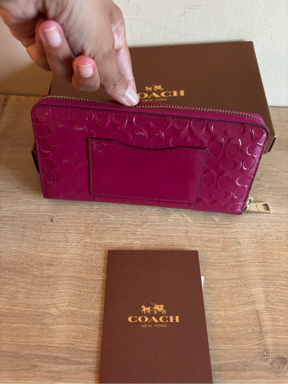 Authentic Coach patent leather zippy wallet - Picture 5 of 8